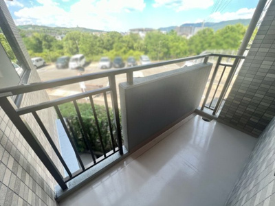 【バルコニー】 | パデシオン桃山南 | （株）ゆいホームでは、ご購入・ご売却・住宅ローンなどのあらゆるご相談にお応えします。 もちろん相談は無料です！まずはお気軽にお電話下さい。