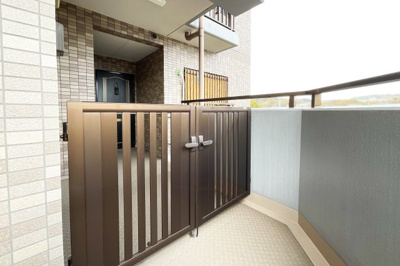 【その他共用部分】 | パデシオン桃山南 | 玄関には専用ポーチがありプライバシーが確保されています。ポーチ部分はゆったりとしており、お子様の遊具や自転車が置ける広さがございます。