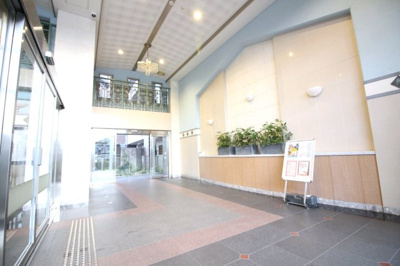 【エントランス】 | パデシオン桃山南 | 一度、実際にご覧になってみませんか？暮らしやすい周辺環境も含め、スタッフがご案内いたします。お家探しの第一歩としてでも大丈夫です(^^)/お気軽にお問い合わせ下さい♪