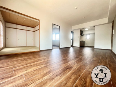 【居間・リビング】 | パデシオン桃山南 | 令和7年8月リフォーム完了！！角部屋につき開放的。
間取りは4LDKと部屋数が豊富で、LDKは16.6帖のゆったりとした広さです。