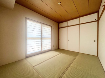 【和室】 | パデシオン桃山南 | こちらは6帖の和室です。畳表替え、障子・襖は貼替済みですので気持ち良く新生活をスタートできます。