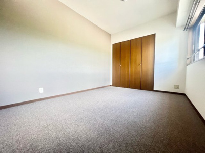 【洋室】 | パデシオン桃山南 | こちらは6.6帖の洋室です。絨毯敷きのお部屋ですので遮音性が良好。ゆったりとした広さですのでプライベートの時間も快適に過ごせますね。