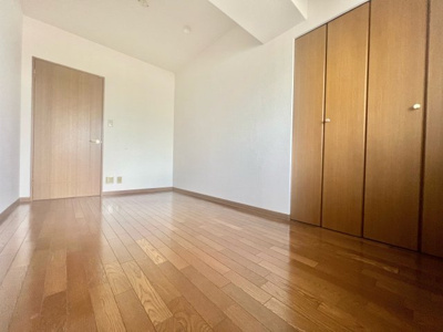 【洋室】 | パデシオン桃山南 | こちらは6帖の洋室です。玄関から近いお部屋ですので来客時の応接室としても使用できます。クローゼット完備で収納もバッチリです。