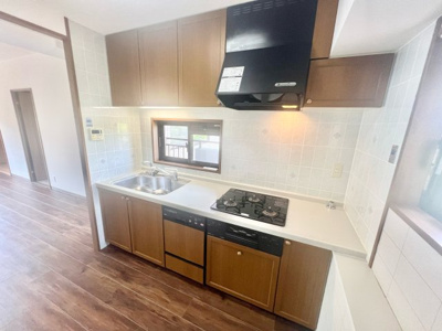 【キッチン】 | パデシオン桃山南 | 窓が2ケ所に設けられており、明るいキッチンスペースです。
ガスコンロは新調済みです。食器洗浄乾燥機付きのシステムキッチンですので、洗い物もラクラク。