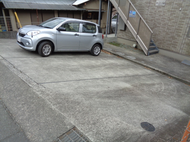 ストーンリバーハイムBの駐車場|敷地内駐車場☆