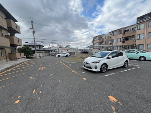 ファミーユ・Mの駐車場