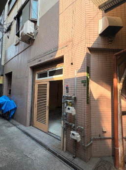 鶴橋本通商店街 1階貸店舗のエントランス|毎日通るエントランスはこのようになっています