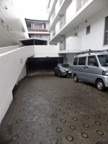 東建小石川マンションの駐車場