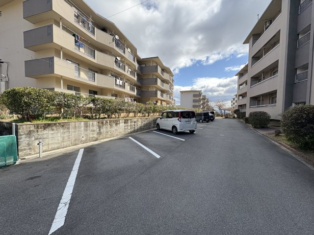 南円明寺ヶ丘団地15棟の駐車場