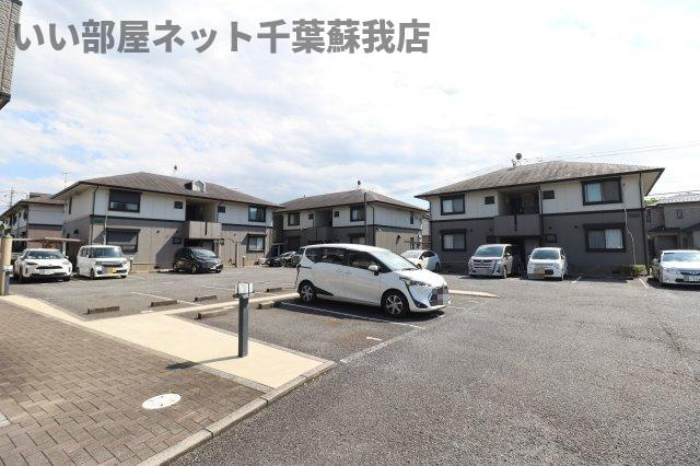 ロイヤル・スクエア　Ａの駐車場|車をお持ちの方に嬉しい駐車場付きの物件です