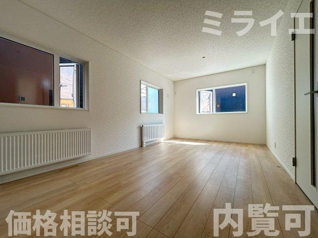 【新築戸建】札幌市手稲区曙三条3丁目3棟の居間・リビング|リビングが見渡せる対面キッチンを採用。内装(壁・床・建具)は白を基調とし、明るい雰囲気となっています。