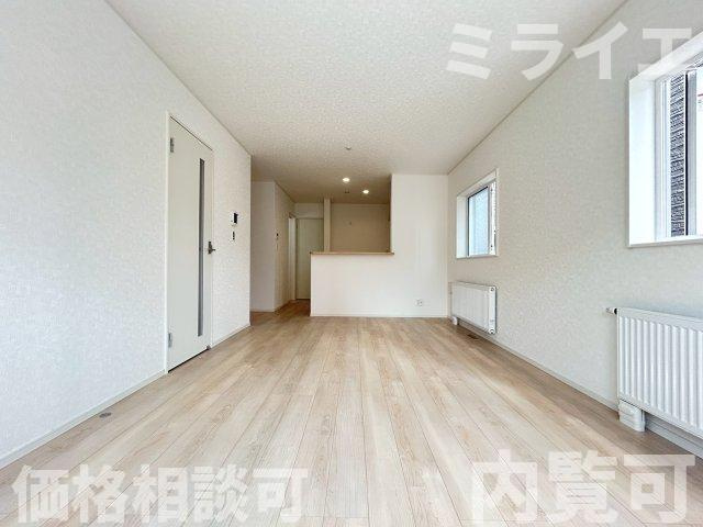 【新築戸建】札幌市手稲区曙三条3丁目3棟の居間・リビング|リビングが見渡せる対面キッチンを採用。内装(壁・床・建具)は白を基調とし、明るい雰囲気となっています。