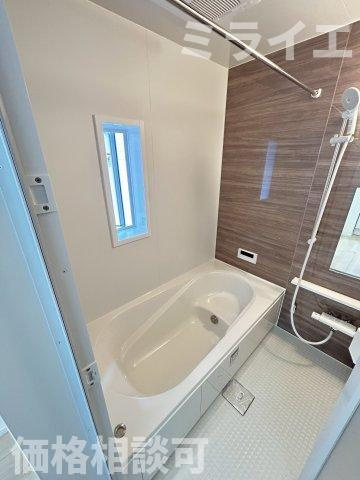 【新築戸建】札幌市手稲区曙三条3丁目3棟の浴室|エコベンチ浴槽で満水時約35Lの節水が可能。半身浴が楽しめ小さなお子様もベンチ部分がステップとなり浴槽への出入りがしやすい形状です。追焚機能・浴室乾燥機能も完備しています。