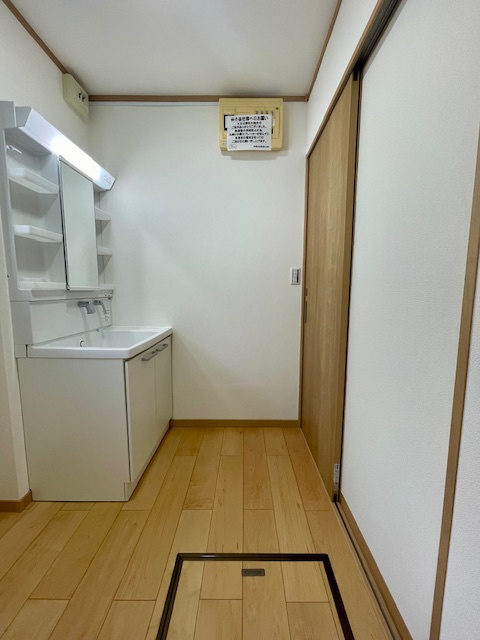 茅ヶ崎市美住町　中古戸建の脱衣所|新規リフォーム完了！脱衣スペース
