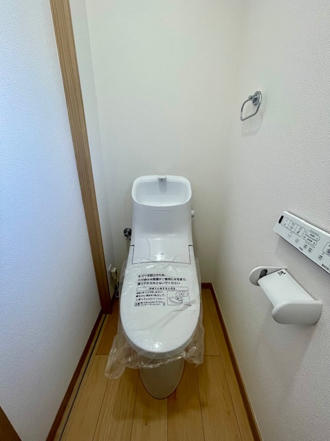 茅ヶ崎市美住町　中古戸建のトイレ|新規リフォーム完了！洗浄機能付きお手洗い