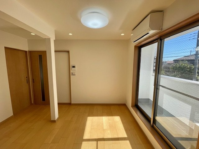 茅ヶ崎市美住町　中古戸建の居間・リビング|新規リフォーム完了！13.5帖　LDK