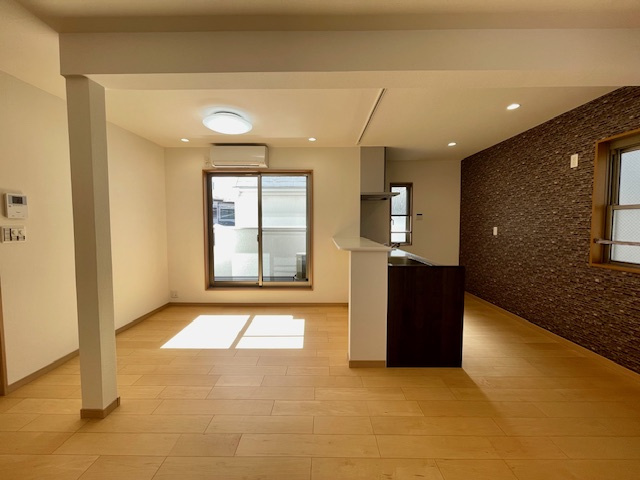 茅ヶ崎市美住町　中古戸建の居間・リビング|敷地内駐輪場新規リフォーム完了！13.5帖　LDKエントランス