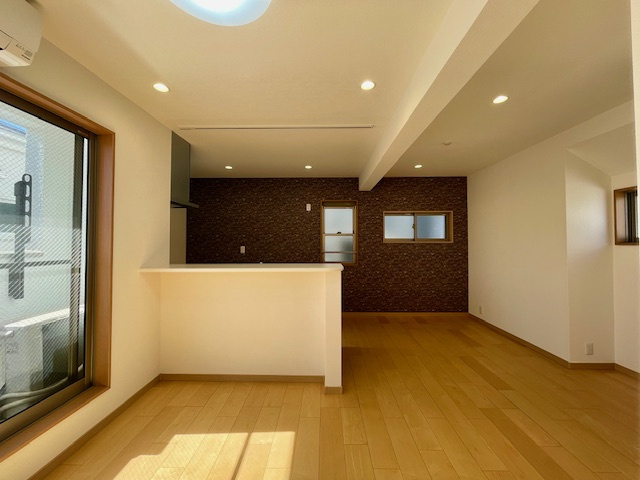 茅ヶ崎市美住町　中古戸建のダイニング|外シャワー付新規リフォーム完了！13.5帖　LDK郵便受け