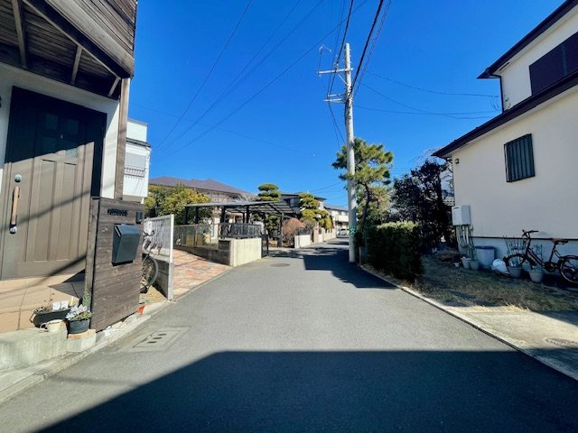 茅ヶ崎市美住町　中古戸建の前面道路含む現地写真|新規リフォーム完了！前面道路含む現地外観