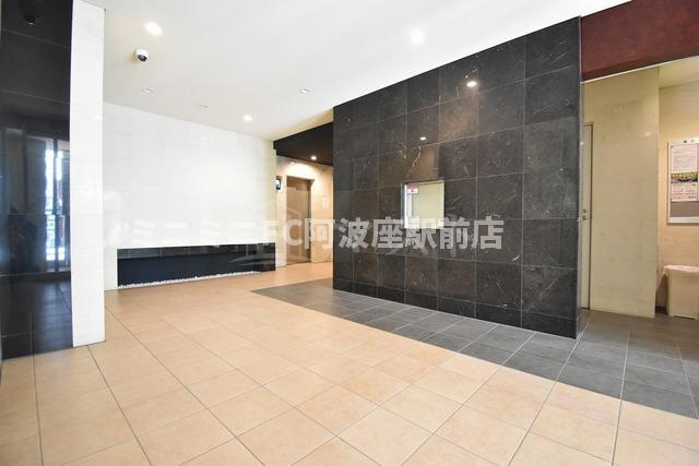 大阪市西区西本町１丁目の賃貸マンションのロビー