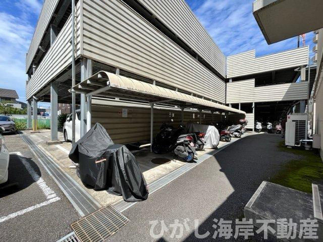 ベルパーク湘南茅ヶ崎C号棟の駐車場|敷地内バイク置場