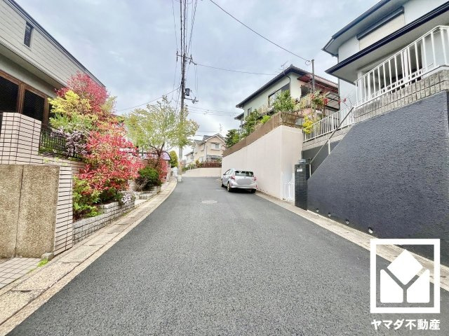宇治市平尾台４丁目の前面道路含む現地写真
