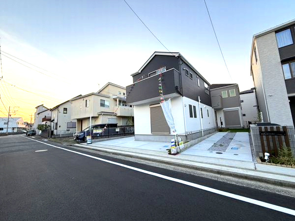 茅ヶ崎市柳島2丁目新築戸建て　1期1号棟の前面道路含む現地写真