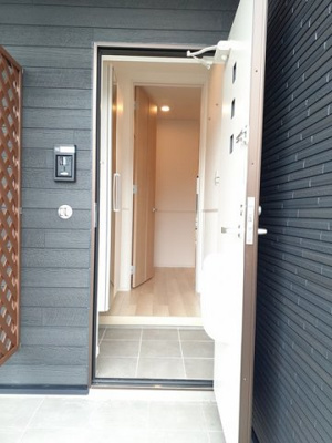 【玄関】 | アスティーレ志比田　Ｂ | 明るい玄関です
