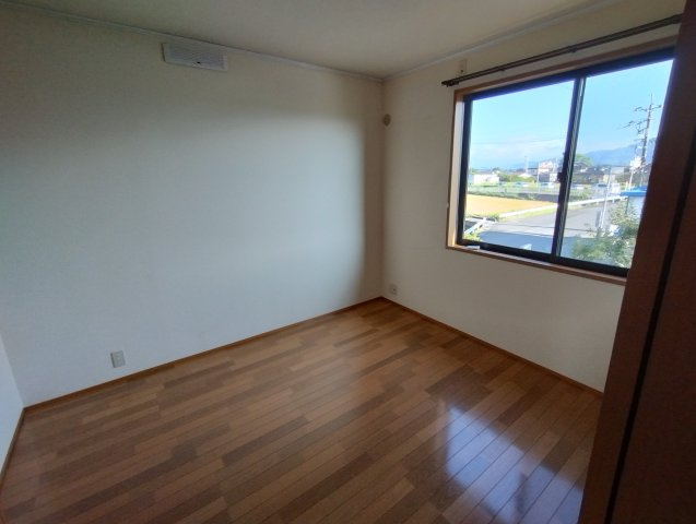 チャームコートKの寝室|風通しも良い寝室です☆