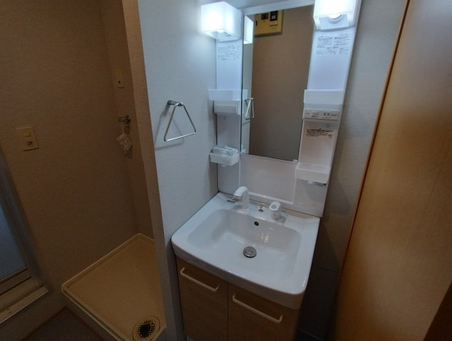 チャームコートKの洗面所|明るい洗面台です☆