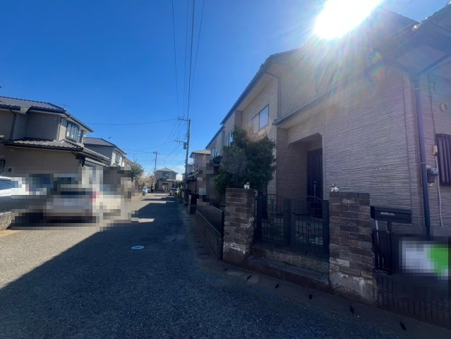 八街市東吉田　中古戸建の前面道路含む現地写真