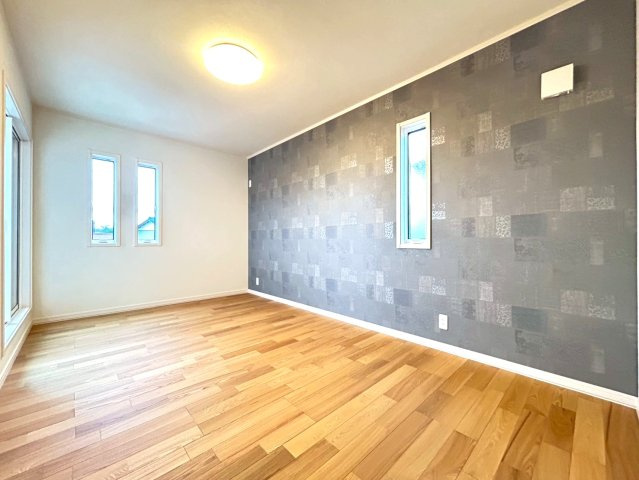 新築戸建　一宮市木曽川町黒田Ⅳ　全1区画分譲の寝室|全居室にたっぷり収納できる大型収納を設置。窓ガラスは断熱性能や結露防止効果の高いペアガラスです。