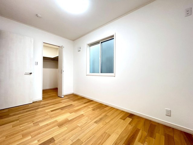 戸建　一宮市木曽川町黒田Ⅳ　全1区画分譲の洋室|全居室にたっぷり収納できる大型収納を設置。窓ガラスは断熱性能や結露防止効果の高いペアガラスです。