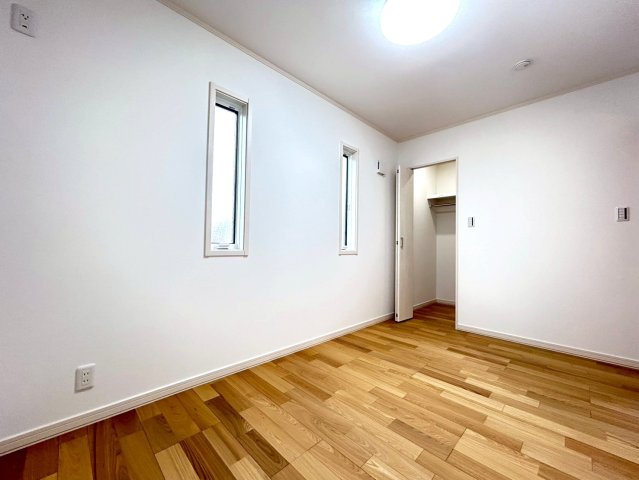 戸建　一宮市木曽川町黒田Ⅳ　全1区画分譲の洋室|全居室にたっぷり収納できる大型収納を設置。窓ガラスは断熱性能や結露防止効果の高いペアガラスです。