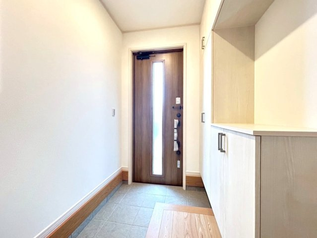 新築戸建　一宮市木曽川町黒田Ⅳ　全1区画分譲の玄関|大容量のシューズ収納付きで玄関周りもすっきり！玄関ドアからの光が玄関ホールを明るくしてくれます。