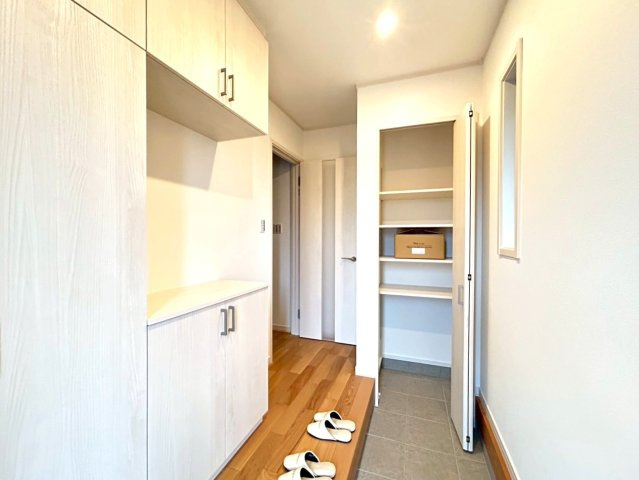 新築戸建　一宮市木曽川町黒田Ⅳ　全1区画分譲の玄関|大容量のシューズ収納付きで玄関周りもすっきり！玄関ドアからの光が玄関ホールを明るくしてくれます。