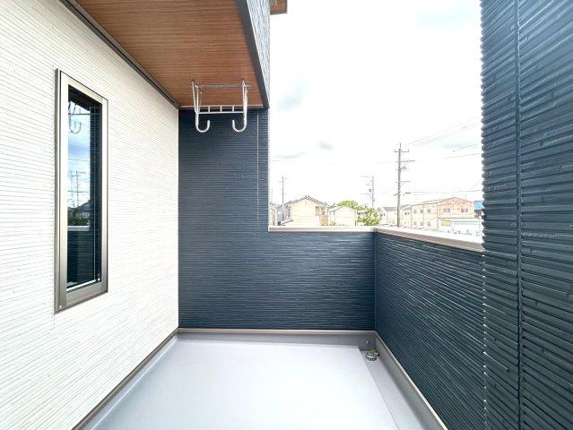 新築戸建　一宮市木曽川町黒田Ⅳ　全1区画分譲のバルコニー|バルコニーは南向きで洗濯物もよく乾きます！