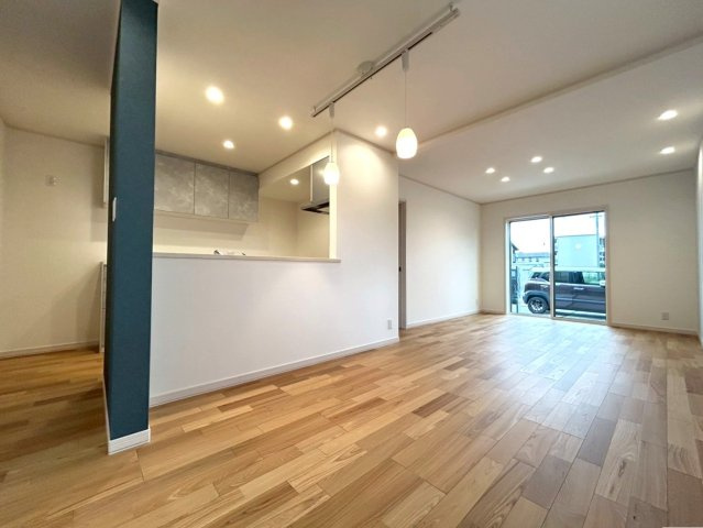 新築戸建　一宮市木曽川町黒田Ⅳ　全1区画分譲の居間・リビング|南向きで日当たりもよく大きな窓がリビング全体に光と風を運びます。ご家族でゆとりある暮らしができます。