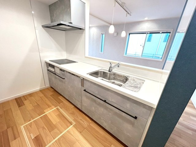 新築戸建　一宮市木曽川町黒田Ⅳ　全1区画分譲のキッチン|機能的なシステムキッチンです。収納力に優れた大容量の引出しでキッチン回りがスッキリ片付きます。