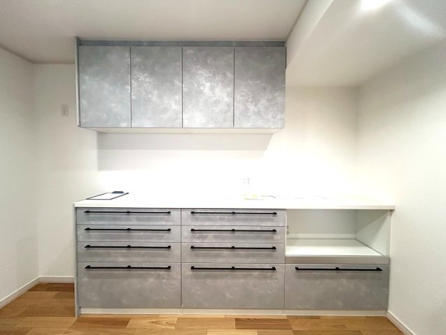 新築戸建　一宮市木曽川町黒田Ⅳ　全1区画分譲のキッチン|システムキッチンと同一柄のカップボード付物件です。統一感のあるデザインで散らかりがちなキッチンもすっきり見えます。