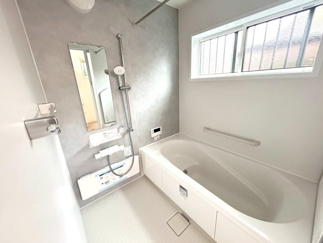 新築戸建　一宮市木曽川町黒田Ⅳ　全1区画分譲の浴室|１坪タイプのバリアフリー設計でゆったりとくつろげる浴室・浴槽です。タイル床でカビの発生を抑制します。