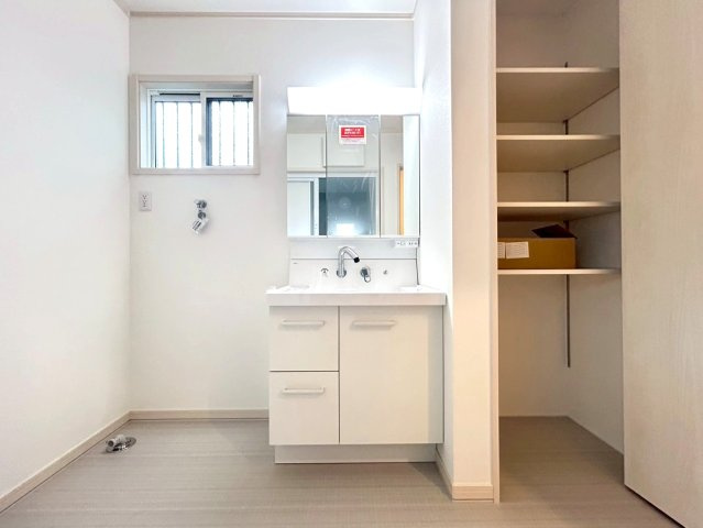 新築戸建　一宮市木曽川町黒田Ⅳ　全1区画分譲の独立洗面台|洗面洗髪化粧台です。物件により三面鏡または一面鏡の場合があります。詳しくは担当者までお問合せ下さい。