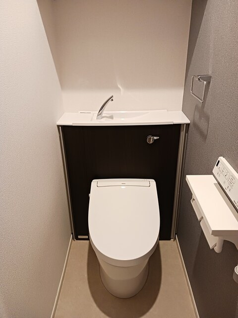 ☆温水洗浄・暖房便座付きトイレです☆