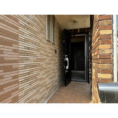 稗田町貸家のエントランス