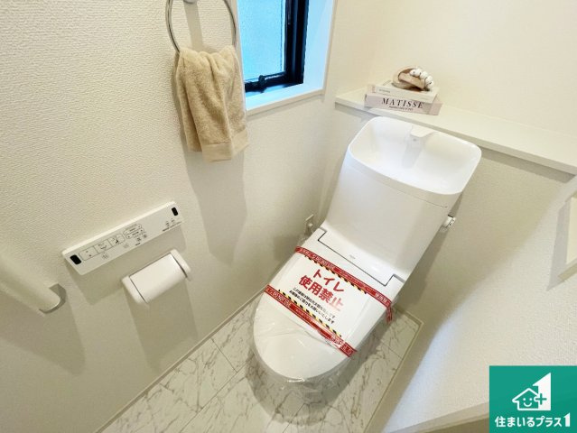 宝塚市御殿山　新築一戸建てのトイレ|1・2階の2ヶ所にあるので、朝の忙しい時間の順番待ちもなく、深夜の利用にも大変便利です。