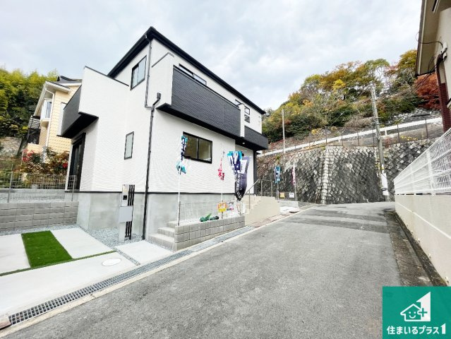 宝塚市御殿山　新築一戸建ての前面道路含む現地写真|周辺は閑静な住宅街！前面道路広々で車の出し入れも便利です。駐車が苦手な方でも安心して車庫入れできます！