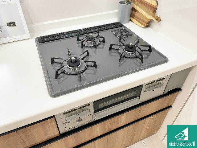 宝塚市御殿山　新築一戸建ての設備|ダブル高火力Ｓｉセンサー付きコンロ！３口あるので、まとめて料理をする時も大活躍！