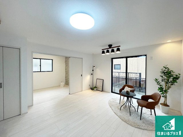 宝塚市御殿山　新築一戸建ての居間・リビング|日当たり良好の明るいリビングで朝の目覚めもスッキリできそう！対面キッチンでご家族のコミュニケーションも自然と増える設計！小さなお子様が遊ぶスペースを作っても広々とくつろげるLDK！