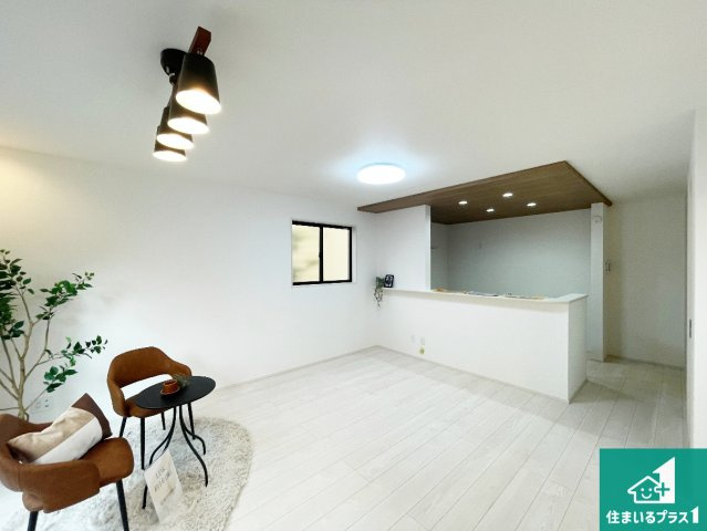 宝塚市御殿山　新築一戸建ての居間・リビング|シンプルなリビングは、観葉植物等のインテリアを楽しめますね！パパ好みにも、ママ好みにも家具次第で雰囲気を変えることができます！