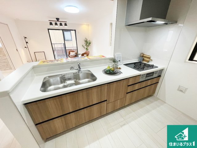 宝塚市御殿山　新築一戸建てのキッチン|リビングと統一感があり、使い勝手のいいキッチン。広々としているので、二人並んで作業が出来ちゃいます。お子様と一緒に色々なお料理に挑戦できるスペースがあります。